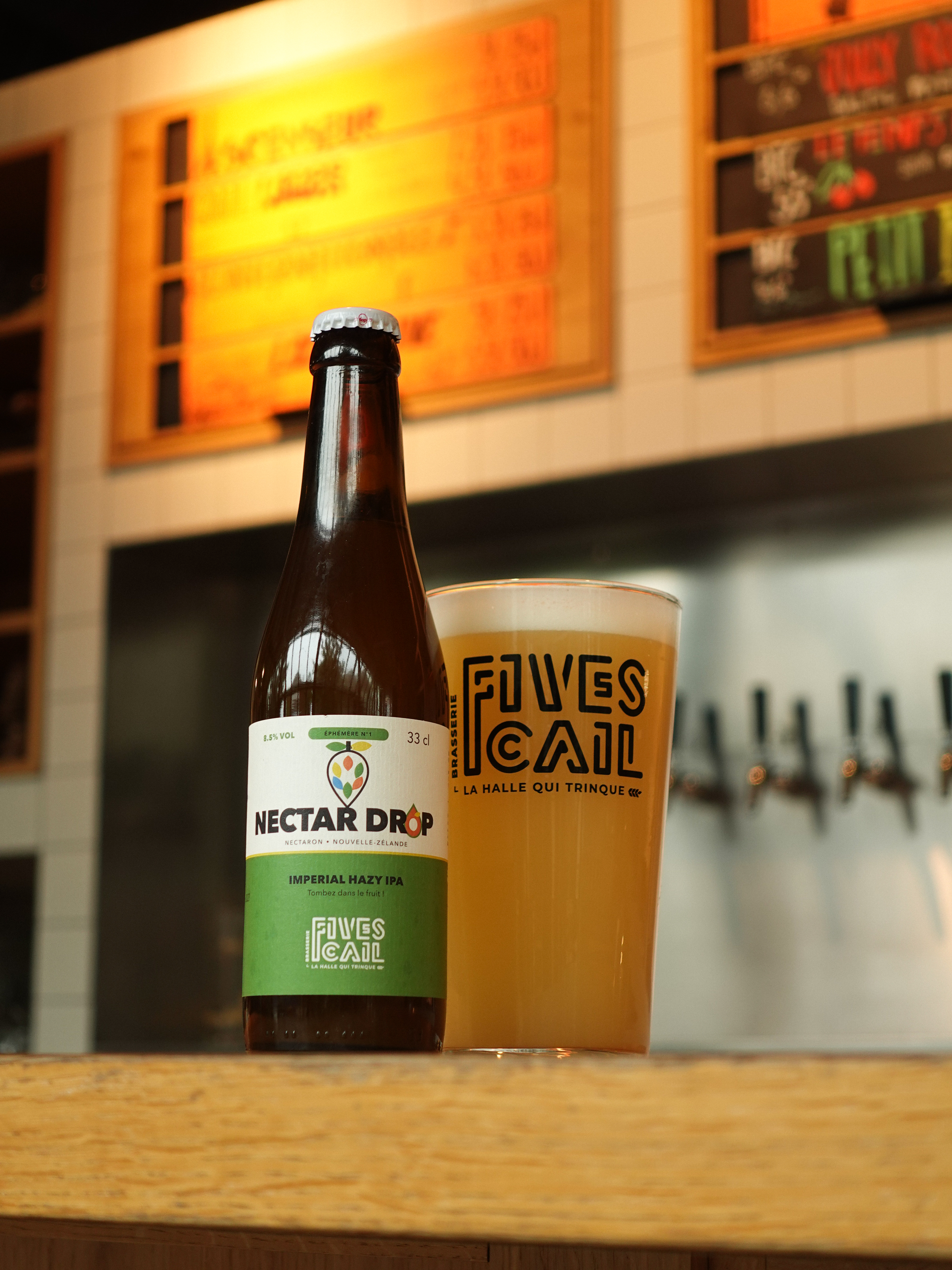 Bouteille de Nectar Drop et verre de bière à la Brasserie Fives Cail